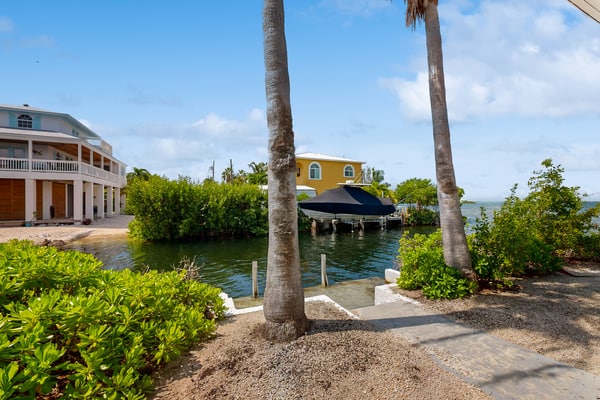 Dazzling Bayfront Home w/ 2 Boat Docks, Huge Deck, 1 Kayak, Pool Table -1 Dog OK