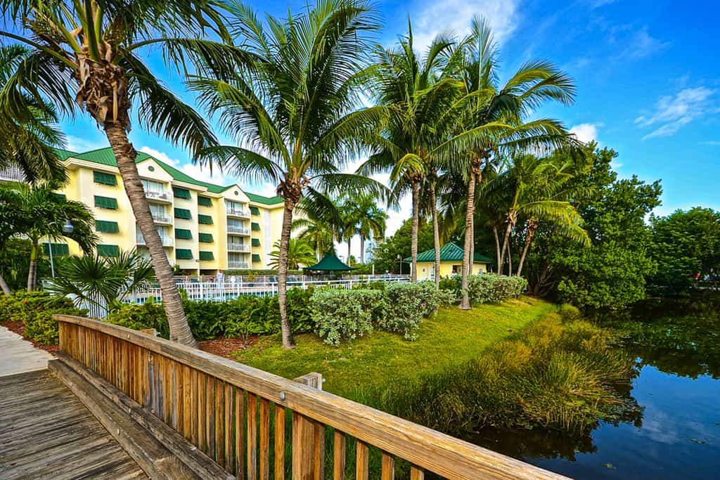 Breezy Condo with Pool & Hot Tub, Private Parking & Great Location - Dog OK