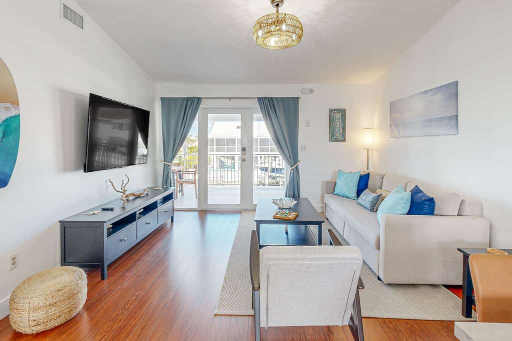 Waterfront coastal duplex w/ balcony views, gas grill, washer & dryer, WiFi