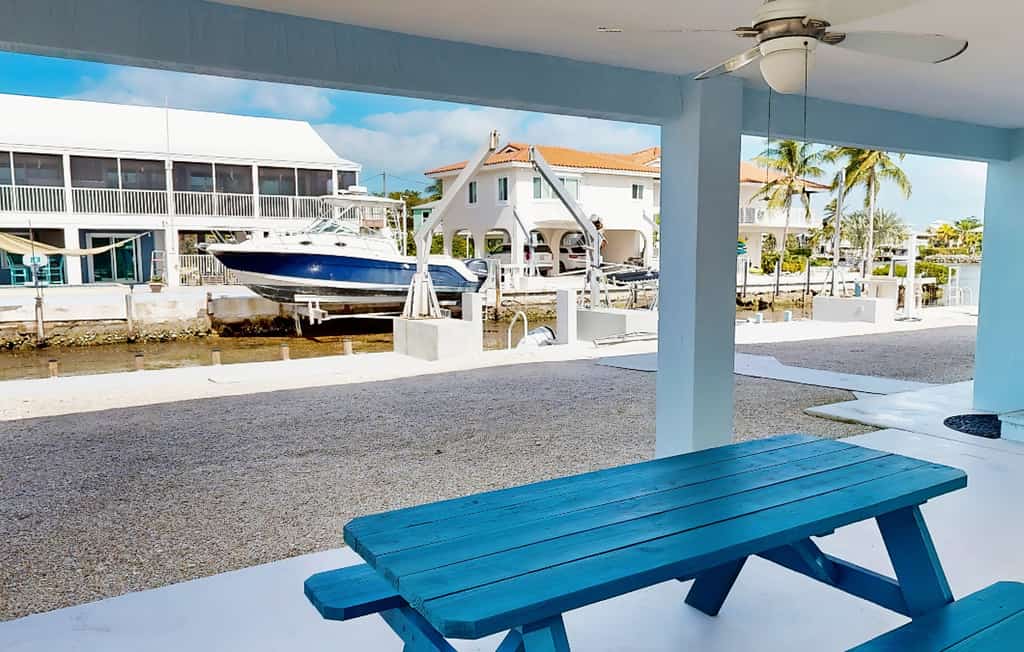 Waterfront coastal duplex w/ balcony views, gas grill, washer & dryer, WiFi