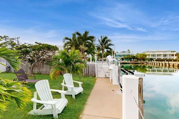 Deluxe waterfront retreat with hot tub, pool & Cabana Club access