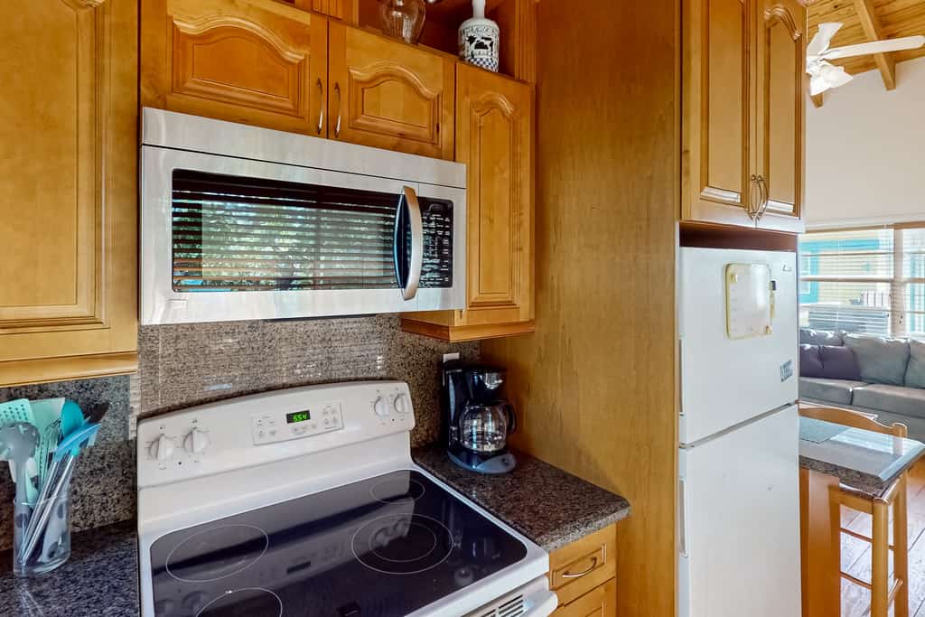 Oceanfront house with dock, kayaks, deck, fast WiFi, central AC & washer/dryer