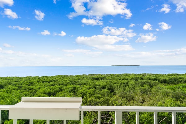 Oceanfront condo with beach access, pool, balcony, & tennis - marina available