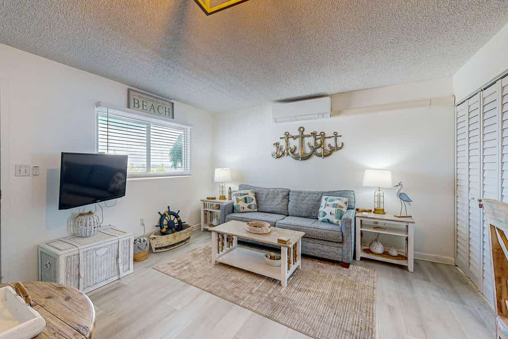 Cozy condo with shared pool, tennis court, ping pong table, W/D, central AC