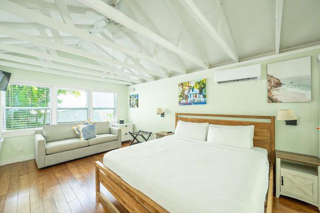 Tropical getaway with pool & sundeck - 1 block to Duval St, 2 blocks to beach