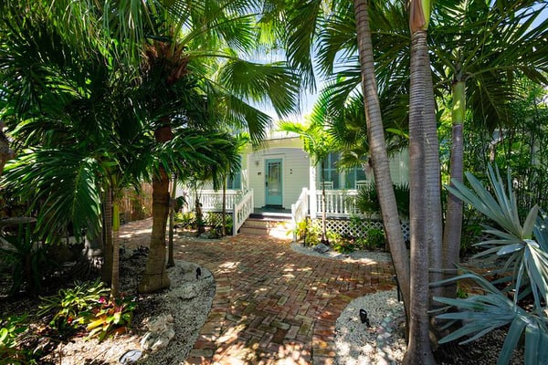 Multi-home tropical paradise with large, heated pool, & wraparound sundeck