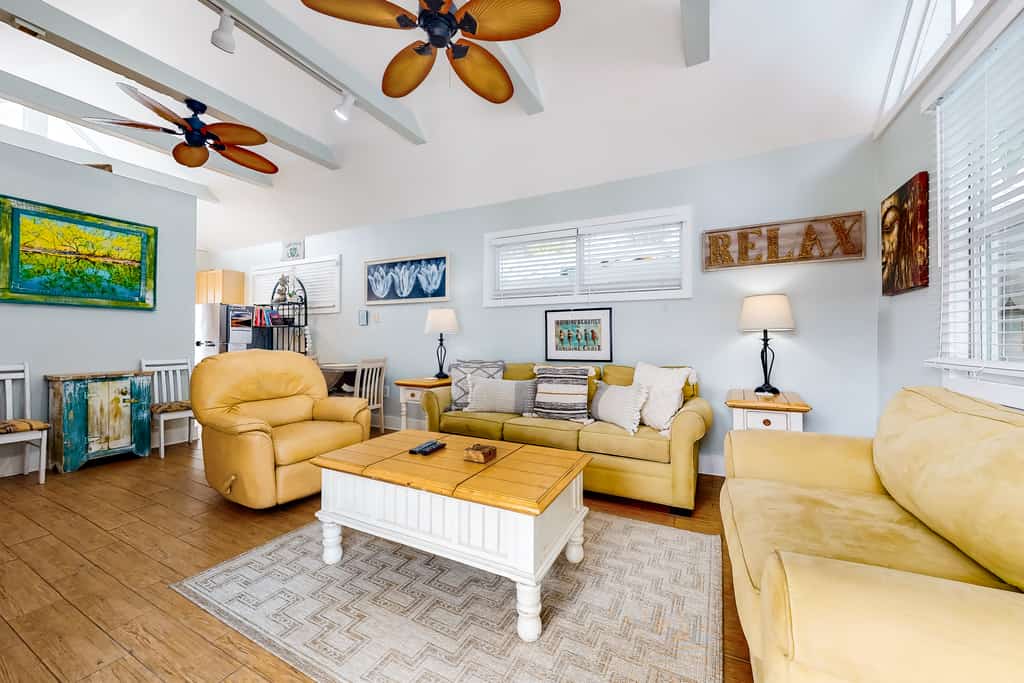 Sunny condo with pool, lovely deck, central AC & washer/dryer - central location