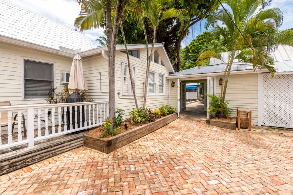 Sunny condo with pool, lovely deck, central AC & washer/dryer - central location