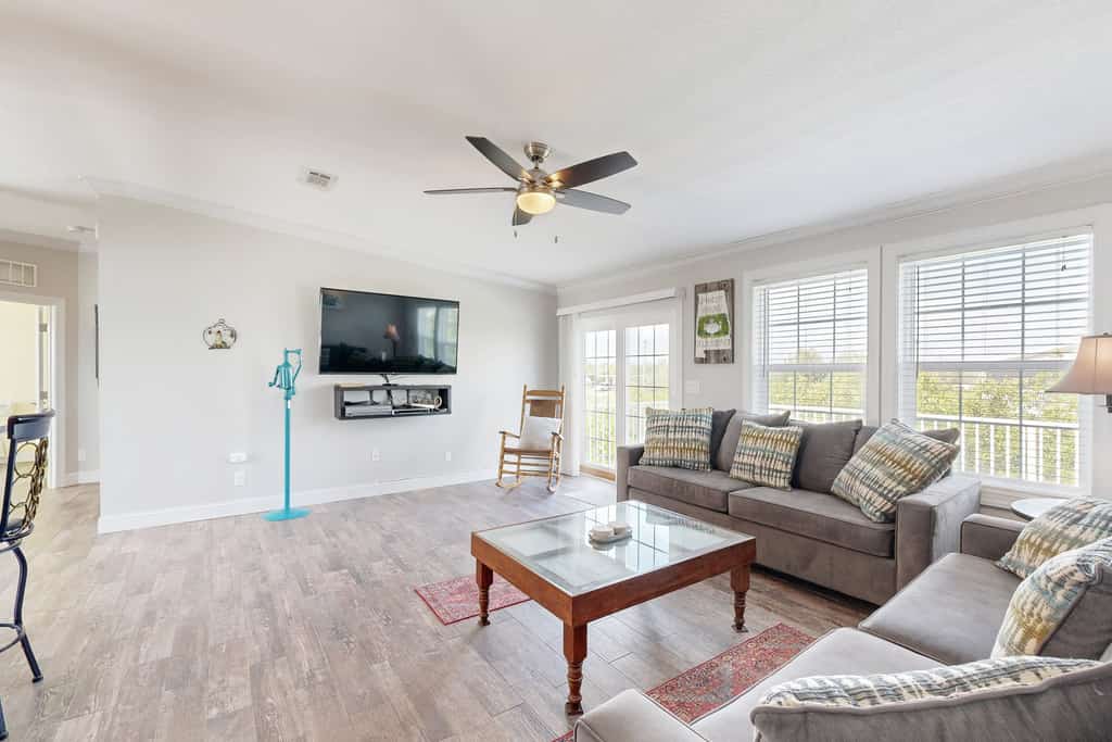 Cozy home with private pool, BBQ,  central AC, private dock