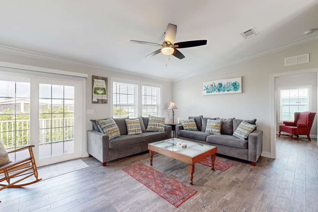 Cozy home with private pool, BBQ,  central AC, private dock