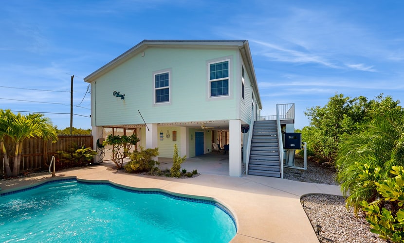 Cozy home with private pool, BBQ, central AC, private dock