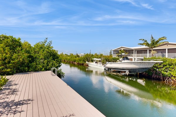 Cozy home with private pool, BBQ, central AC, private dock