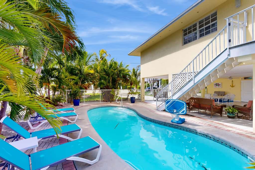 Private pool, boat dock, water view, canal front, fully equipped kitchen