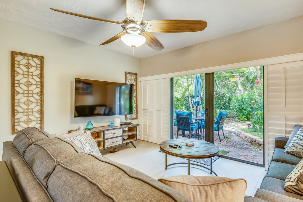 IS17FLR - Executive Bay Club Condo M-1