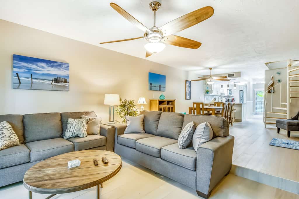 Beautiful, sunlit home with pool, tennis court & beach access - near the marina