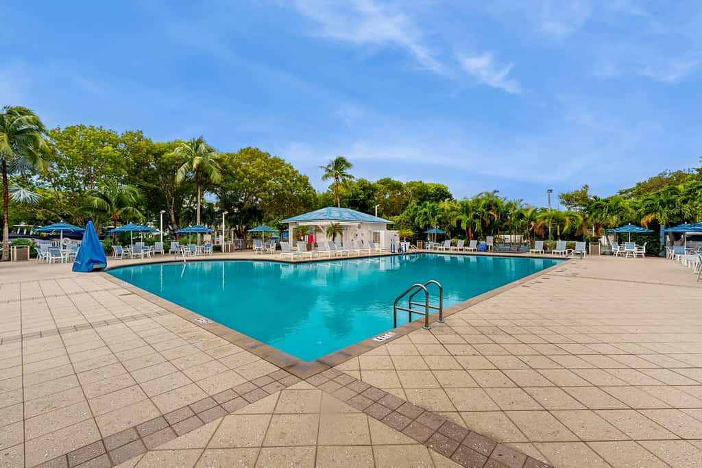 Breezy condo on the water with pool, hot tub & tennis court