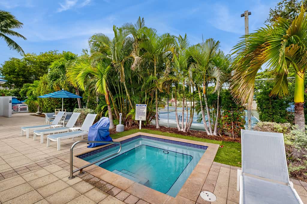 Breezy condo on the water with pool, hot tub & tennis court