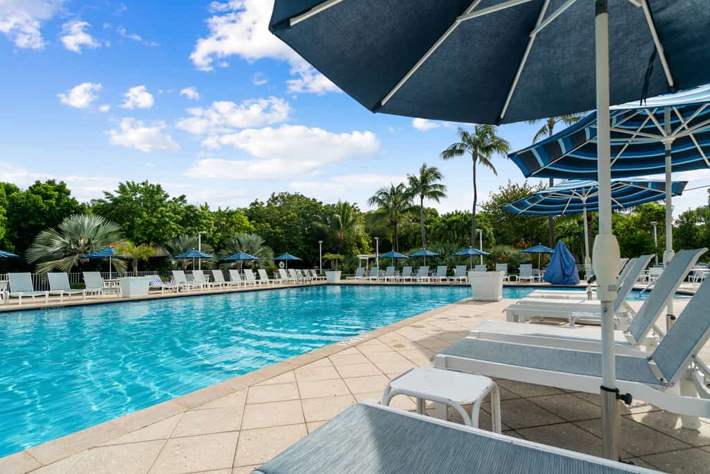 Breezy condo on the water with pool, hot tub & tennis court