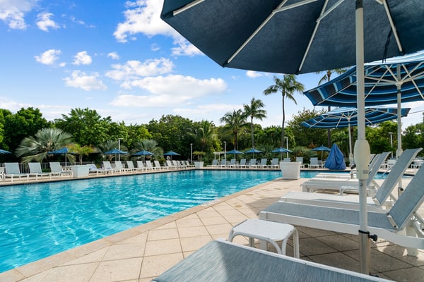 Breezy condo on the water with pool, hot tub & tennis court