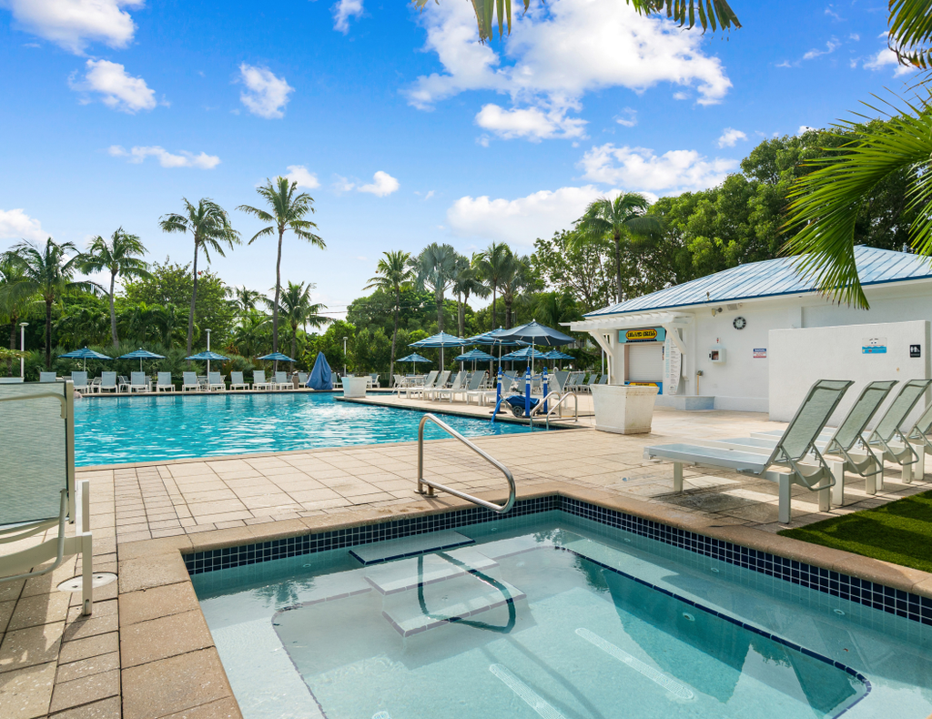 Breezy condo on the water with pool, hot tub & tennis court