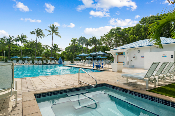 Breezy condo on the water with pool, hot tub & tennis court