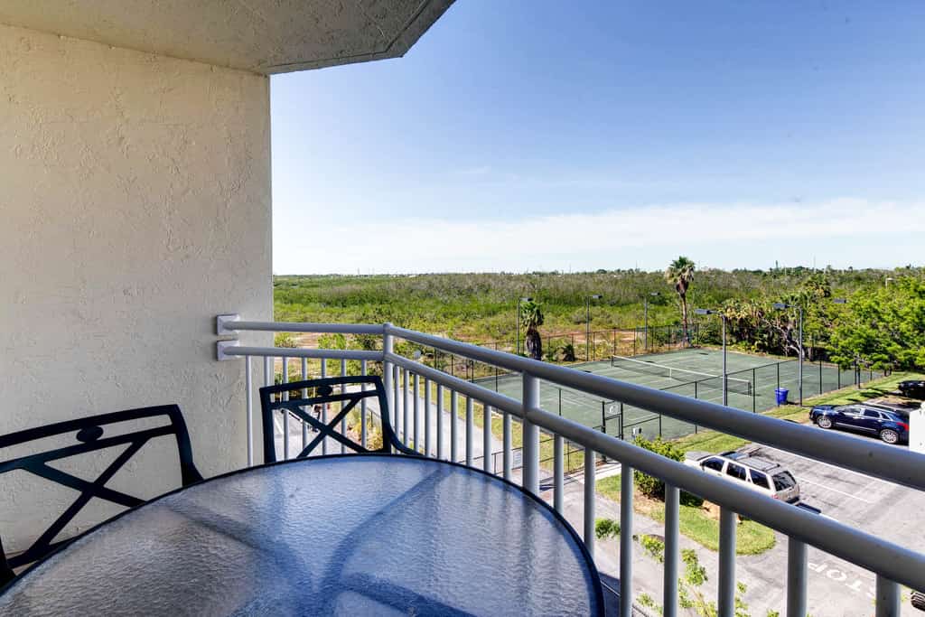 Cozy Dog-Friendly Condo w/ Shared Pool, Hot Tub, Private Deck & Parking