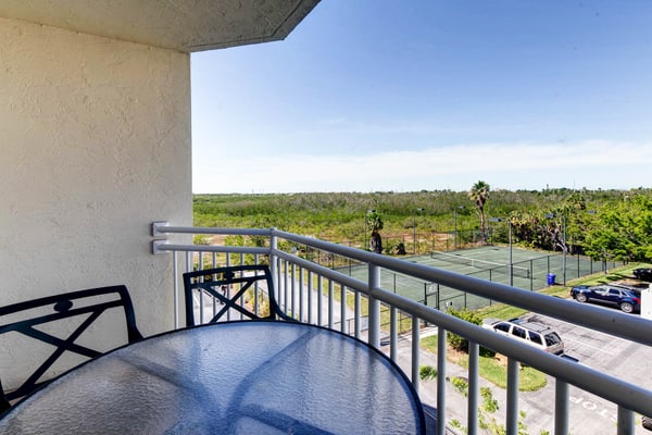 Cozy Dog-Friendly Condo w/ Shared Pool, Hot Tub, Private Deck & Parking