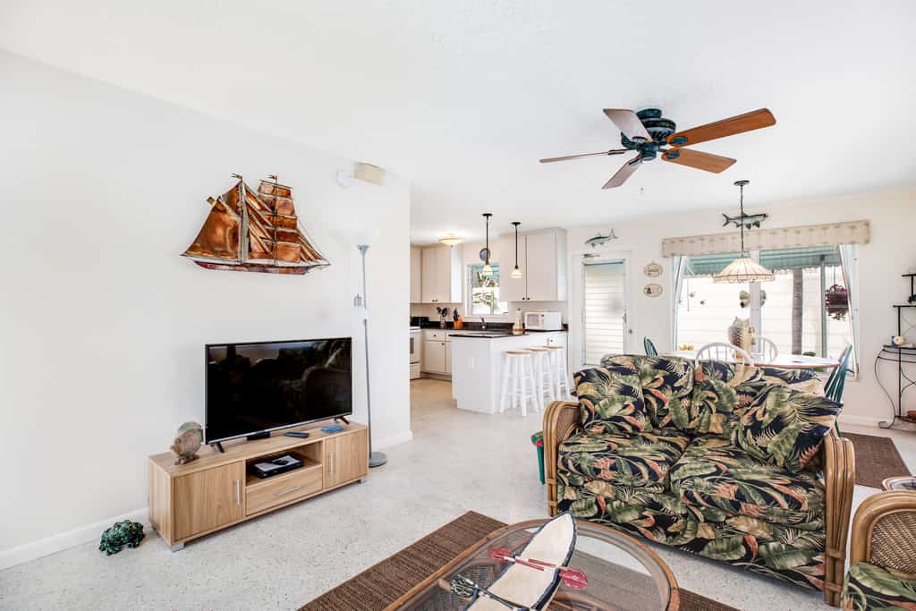 Waterfront Cottage: 60-ft. dock, Fish Station, free WiFI, 3 TVs & washer/dryer