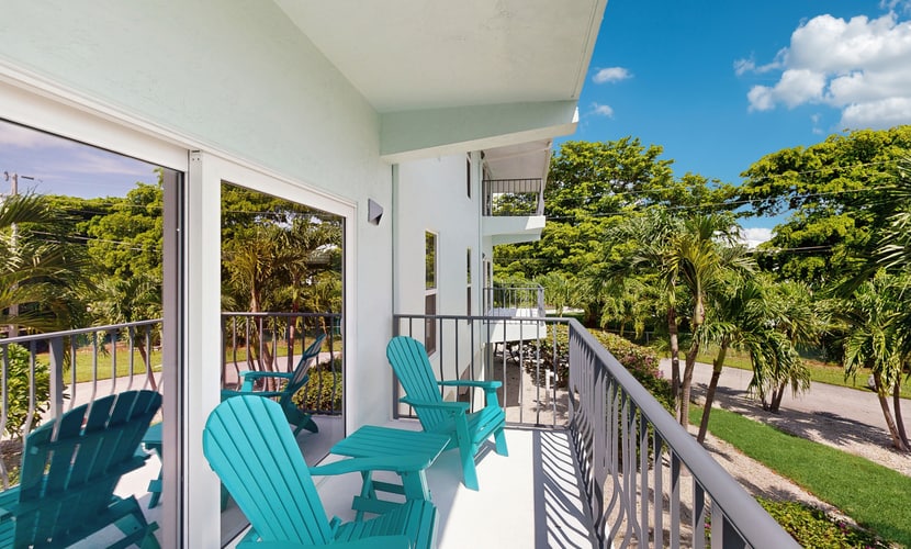 Oceanside condo with heated pool, tennis courts & great location