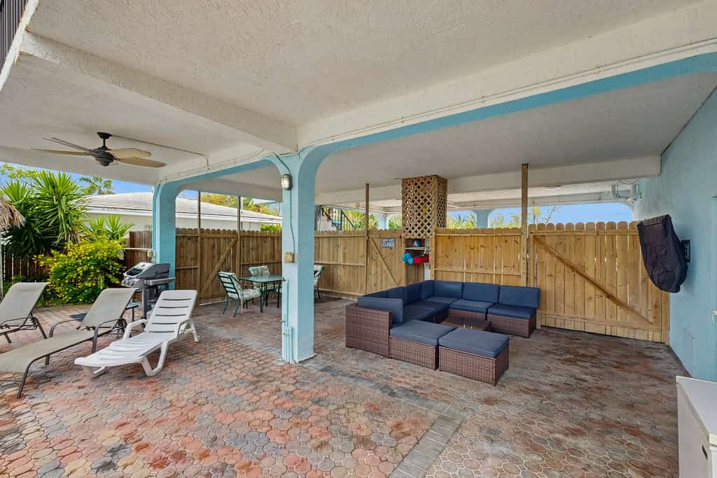 Waterfront house with covered patio, private pool, & 75' dock - dogs welcome
