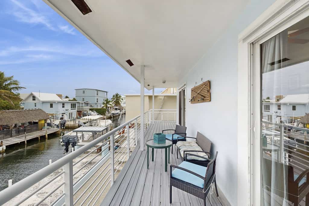 Spacious canal-front home with balcony - monthly rental