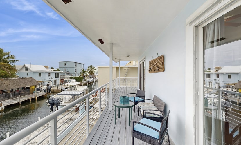 Spacious canal-front home with balcony - monthly rental