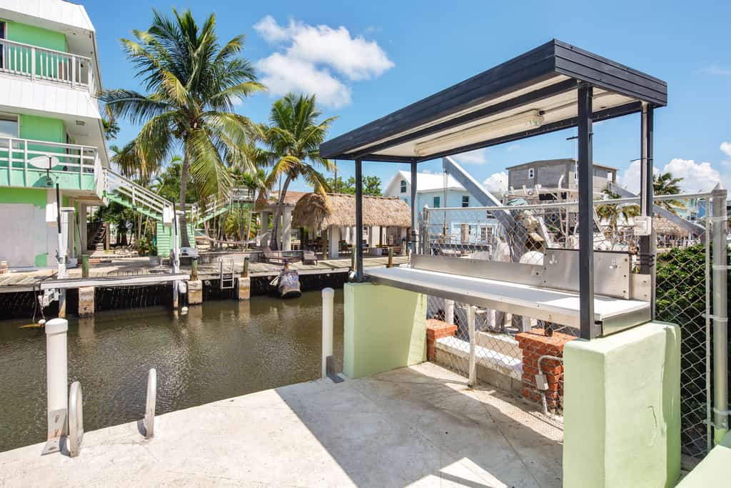 Spacious canal-front home with balcony - monthly rental