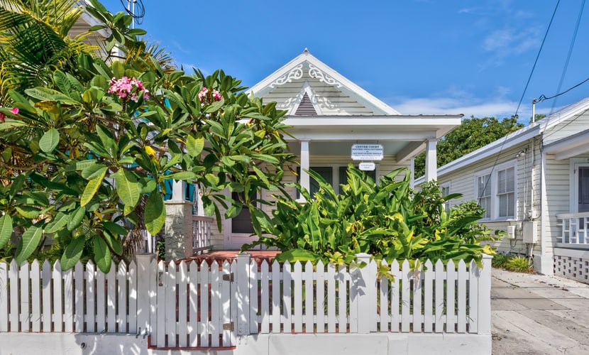 Cozy Cottage with Private Hot Tub, Tranquil Garden & Parking - Dogs OK