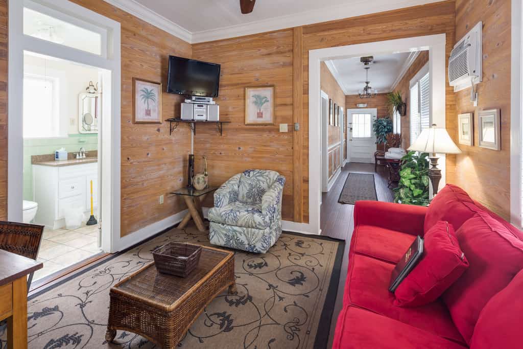 Cozy Cottage with Private Hot Tub, Tranquil Garden & Parking - Dogs OK