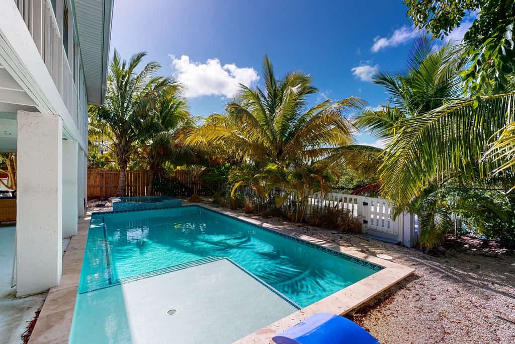 Charming canal-front retreat  private Pool, AC, Wi-Fi, washer/dryer