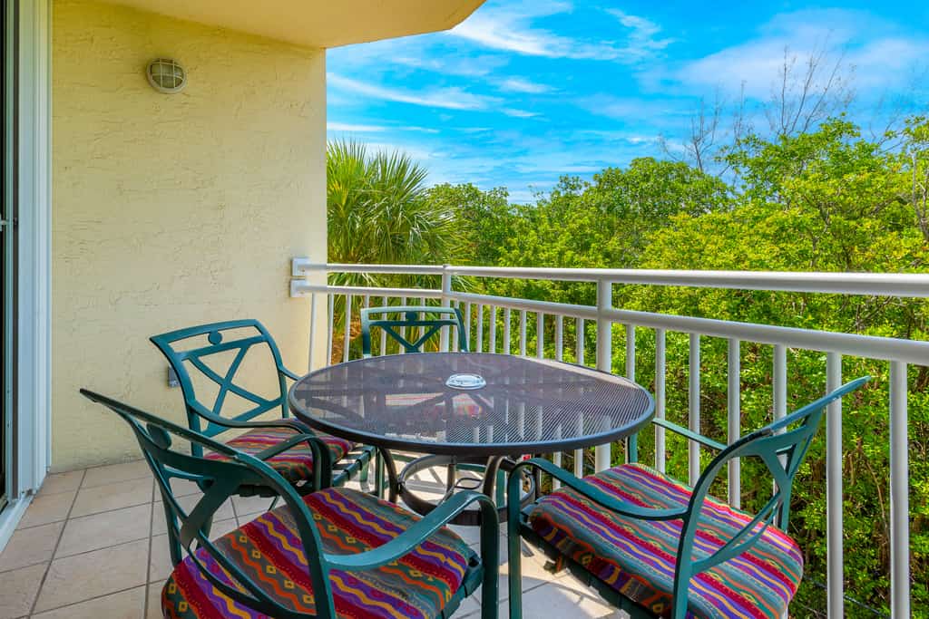 Dog-friendly condo with pool, hot tub, balcony, central AC, W/D, & fitness room