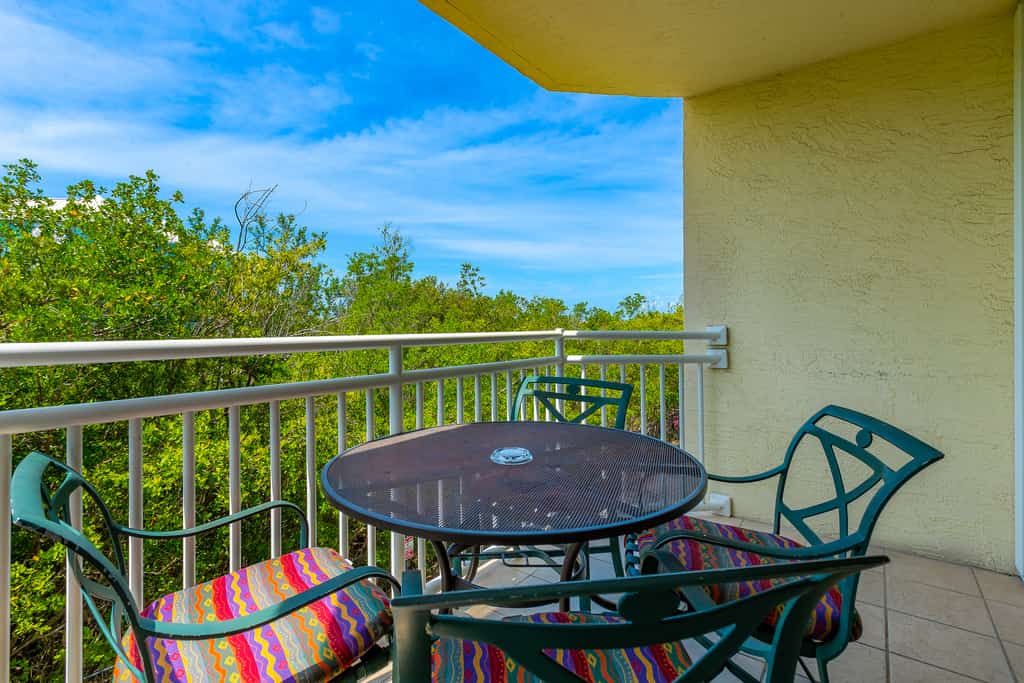 Dog-friendly condo with pool, hot tub, balcony, central AC, W/D, & fitness room