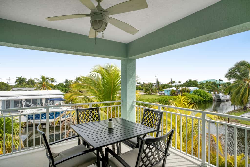 Waterfront home with boat dock, 2 kayaks, 2 bikes, AC & W/D - dog-friendly