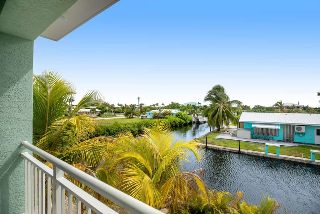Waterfront home with boat dock, 2 kayaks, 2 bikes, AC & W/D - dog-friendly