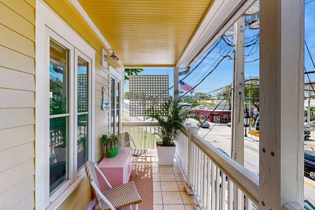 Charming island retreat with balcony, king bed, desk space & dog-friendly vibe