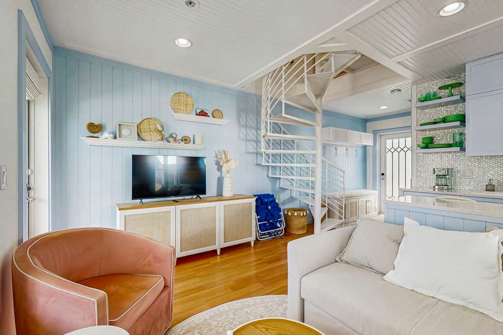 Charming island retreat with balcony, king bed, desk space & dog-friendly vibe