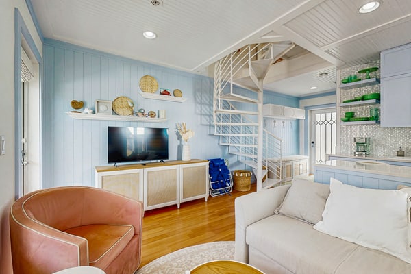 Charming island retreat with balcony, king bed, desk space & dog-friendly vibe