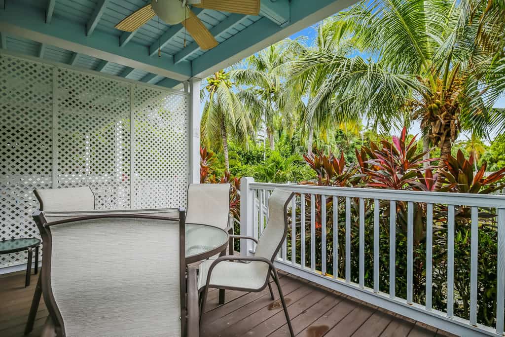 Tropical oasis near all the action with central AC & balcony