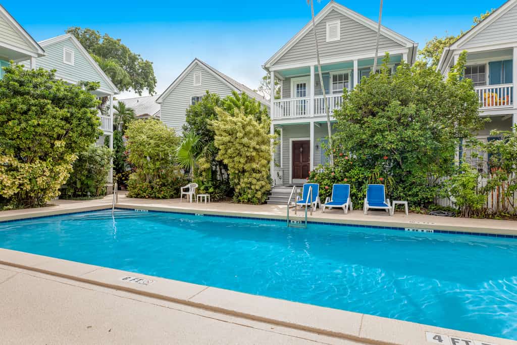 Tranquil tropical retreat with pool, private deck, & W/D - walk to bars/dining