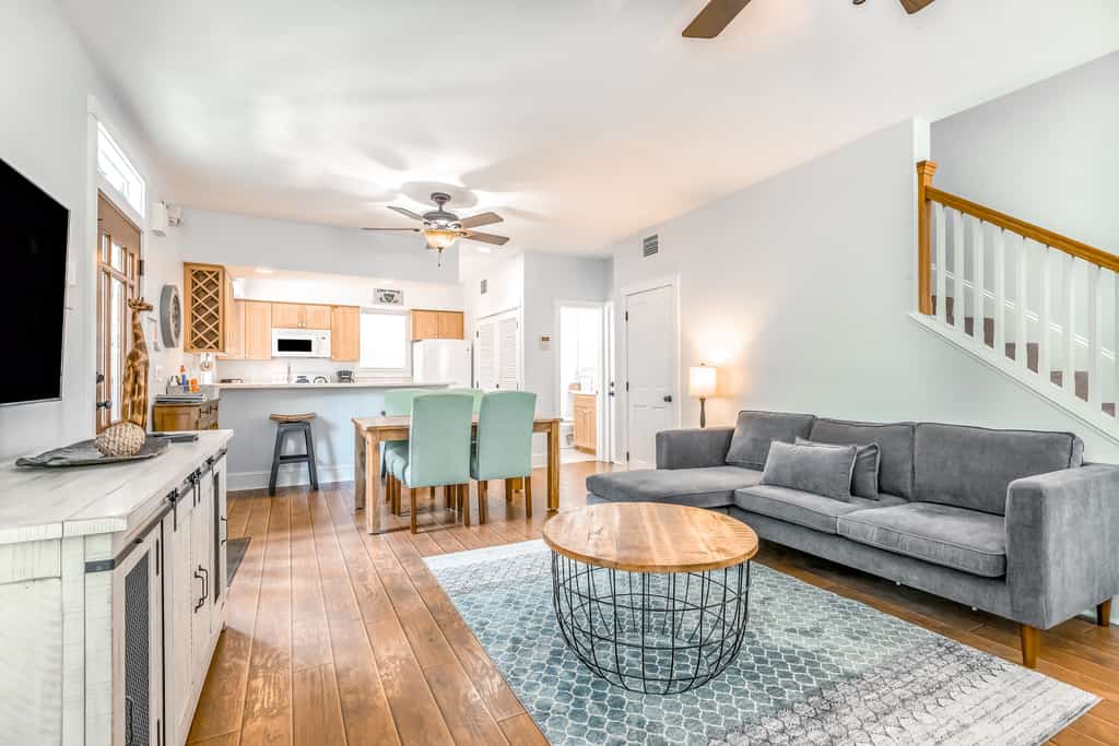 Tranquil tropical retreat with pool, private deck, & W/D - walk to bars/dining