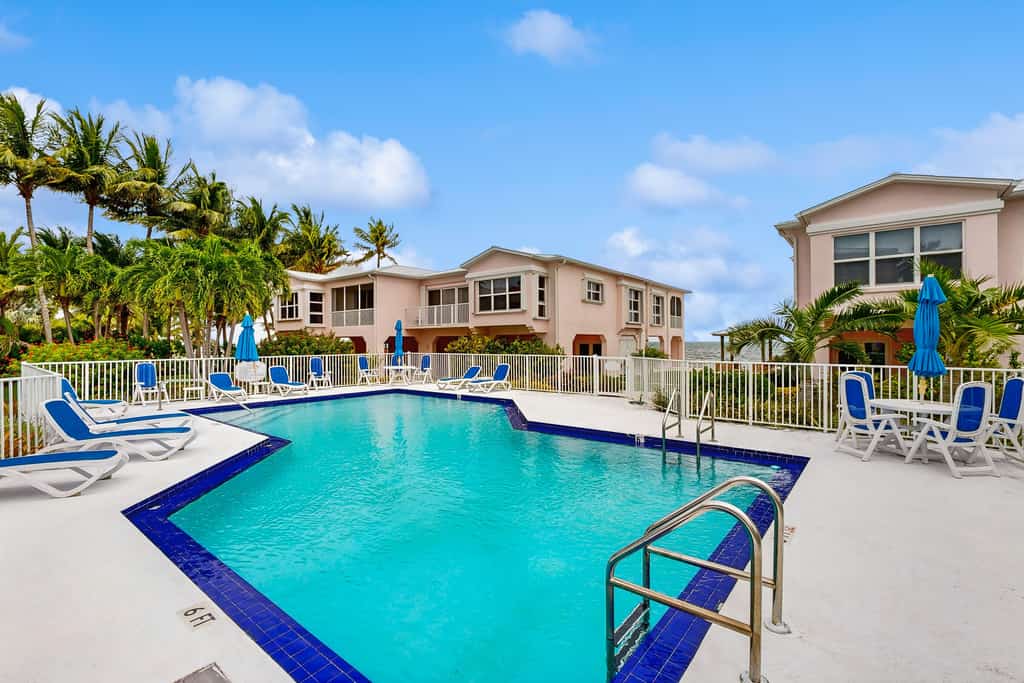 Coastal Waterfront Villa with pool, paddleboards & tennis courts