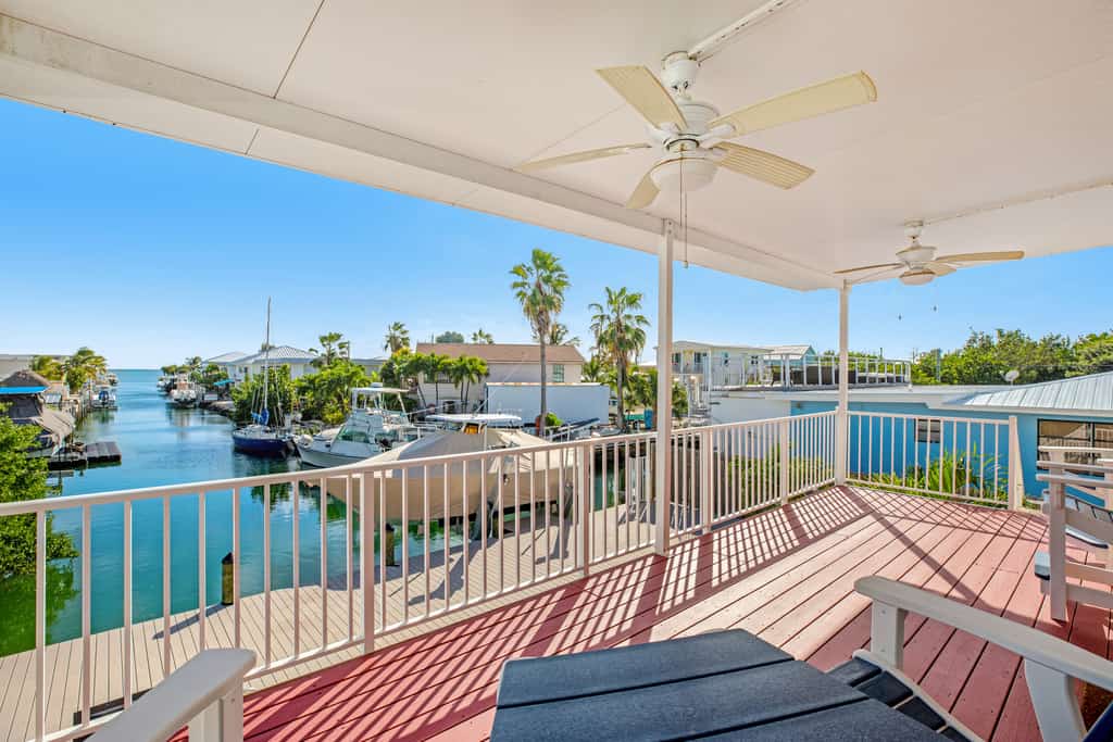Canal-front Dog-Friendly Home with private pool, WiFi, washer/dryer & central AC