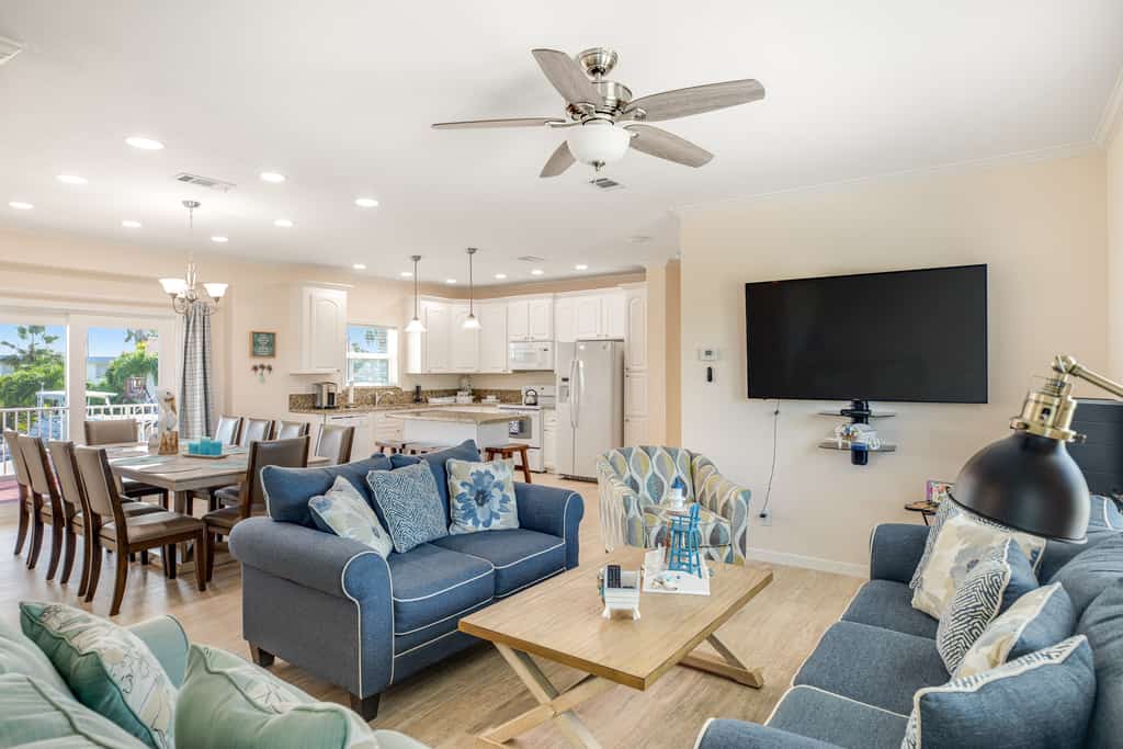 Canal-front Dog-Friendly Home with private pool, WiFi, washer/dryer & central AC