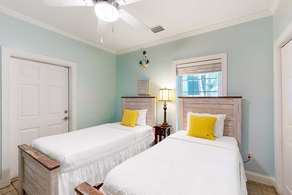 BAY364FLR - Coral Queen Palm